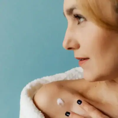 Frau mit Pflegeprodukt